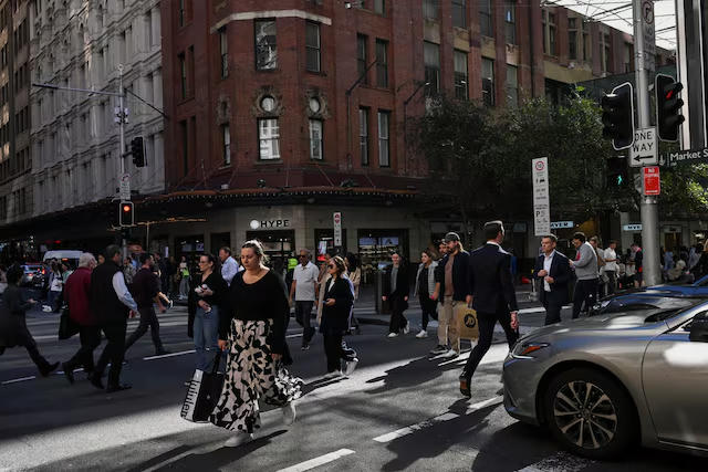 Người dân đi lại tại Khu Thương mại Trung tâm Sydney, thành phố Sydney, Úc. Nguồn: Reuters.