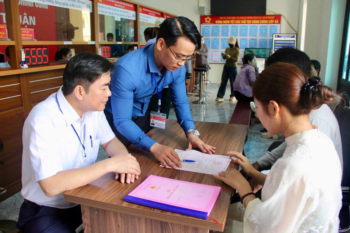 Cán bộ Trung tâm phục vụ hành chính công xã Vĩnh Thuận, TP Hải Phòng giúp người dân hoàn thành thủ tục giấy tờ. Ảnh: PT.&nbsp;