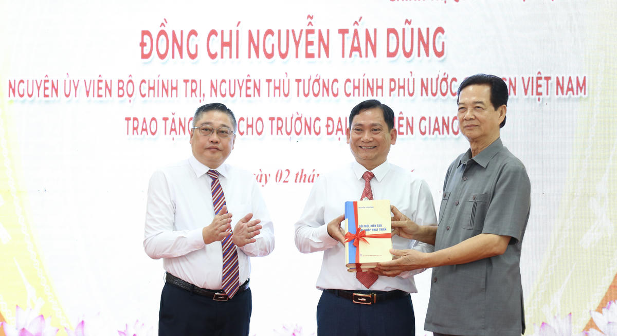 Nguyên Ủy viên Bộ Chính trị, nguyên Thủ tướng Chính phủ Nguyễn Tấn Dũng trao tặng sách cho Trường Đại học Kiên Giang. Ảnh: Thanh Tiến