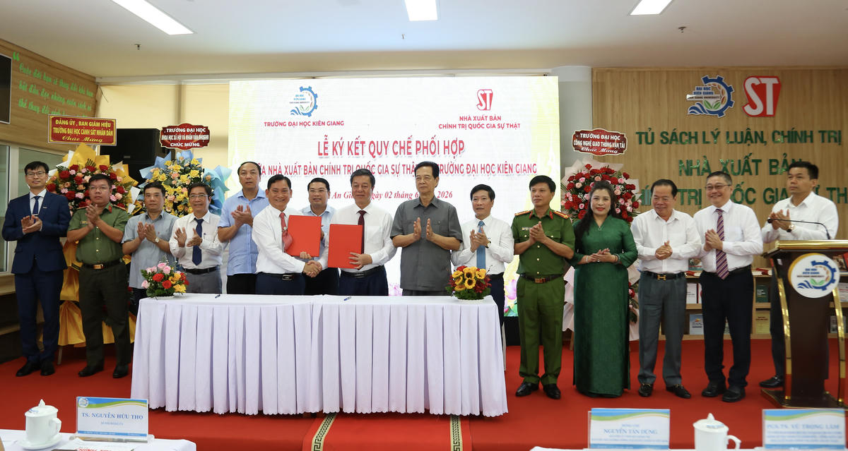Lãnh đạo Nhà xuất bản Chính trị quốc gia Sự thật và Trường Đại học Kiên Giang ký kết Quy chế phối hợp. Ảnh: Thanh Tiến