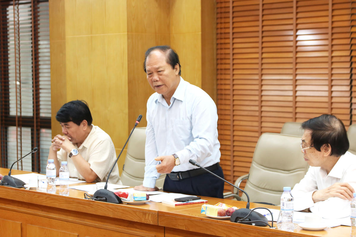 GS.TS Phan Trung Lý - nguyên Chủ nhiệm Ủy ban Pháp luật của Quốc hội phát biểu tại Hội nghị.