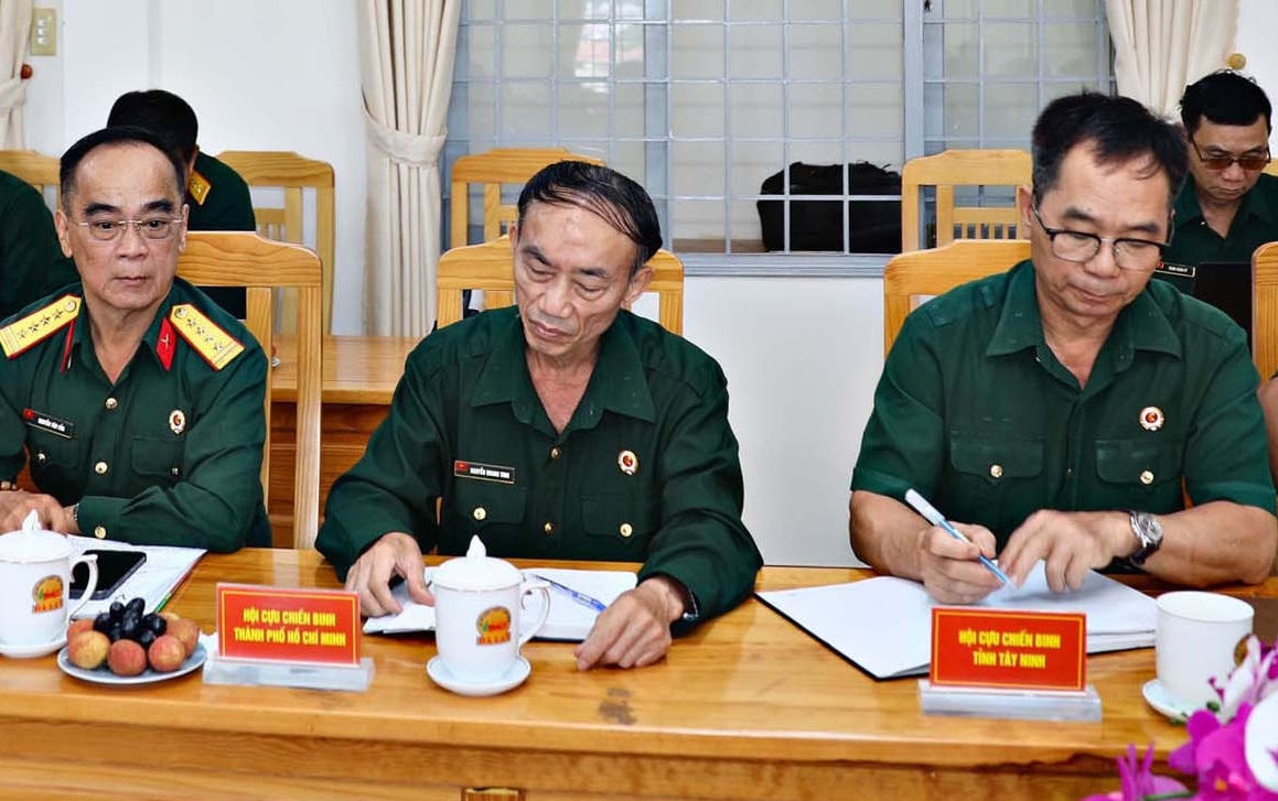 Lãnh đạo Hội CCB các tỉnh, thành phố trong Cụm thi đua số 6 tham dự hội nghị.