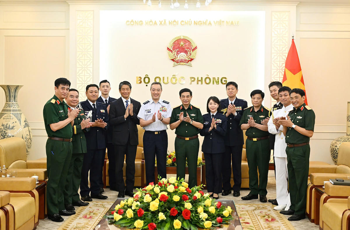 Phó Thủ tướng, Bộ trưởng Bộ Quốc phòng Phan Văn Giang và Tham mưu trưởng Liên quân Nhật Bản cùng các đại biểu - Ảnh: Nguyễn Hoàng