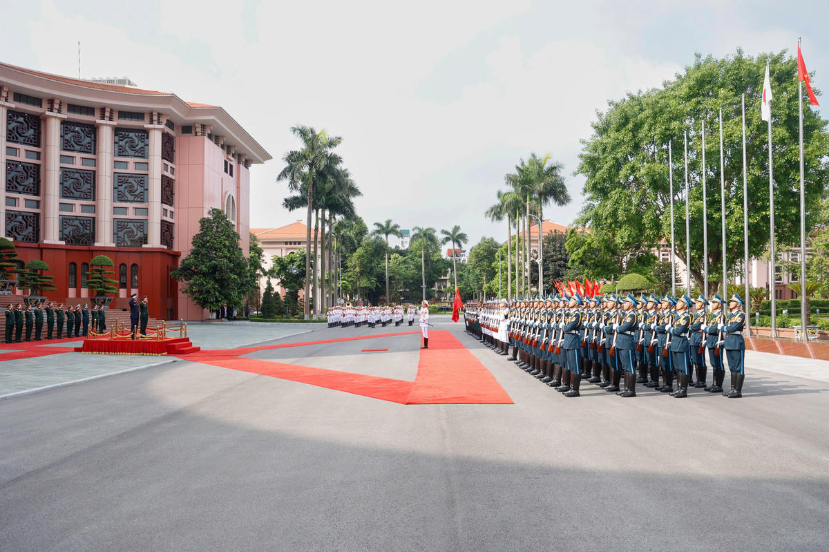 Đại tướng Nguyễn Tân Cương chủ trì lễ đón, hội đàm với Tham mưu trưởng Liên quân Nhật Bản 