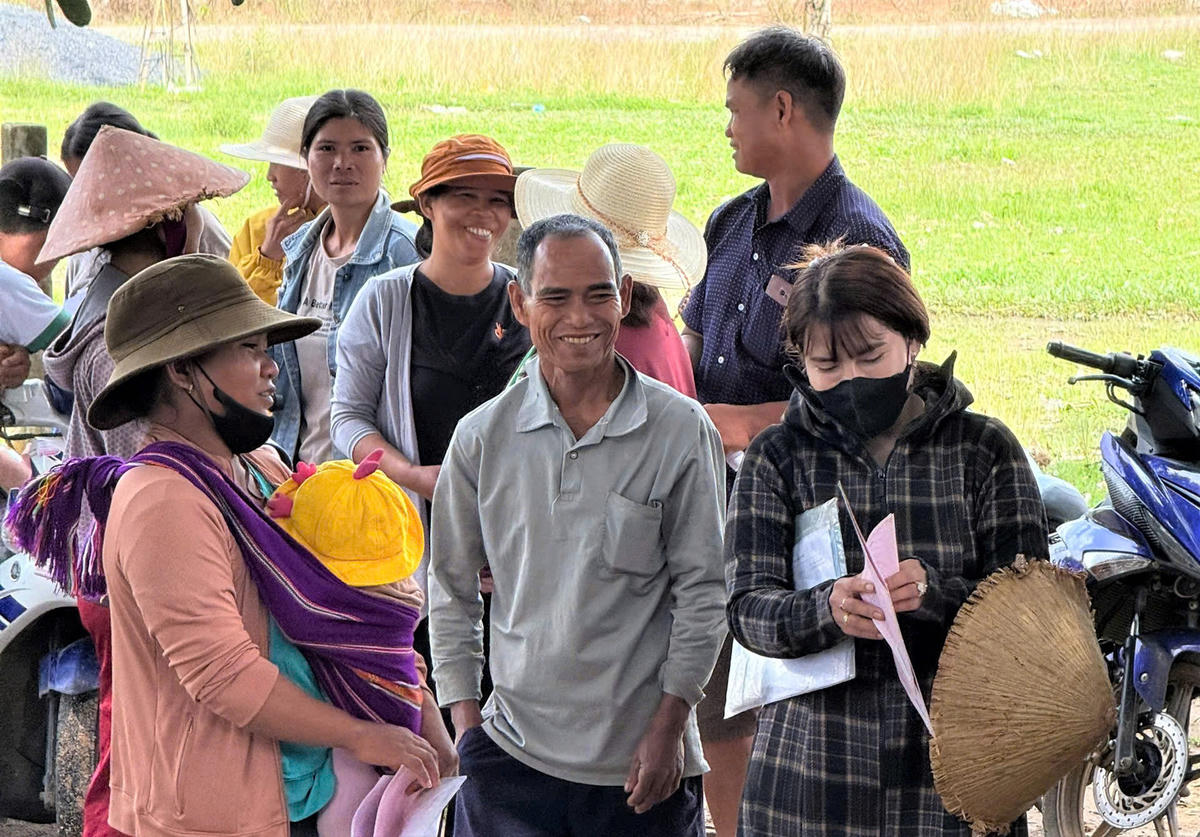 Người dân ở các thôn đồng bào DTTS xã Đăk Rơ Wa tập trung về nhà văn hóa thôn để được cán bộ xã hướng dẫn làm các thủ tục hành chính. Ảnh: CĐ.