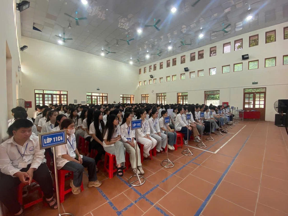 Học sinh trường THPT Đình Lập tham gia chương trình "tình bạn đẹp - nói không với bạo lực học đường"