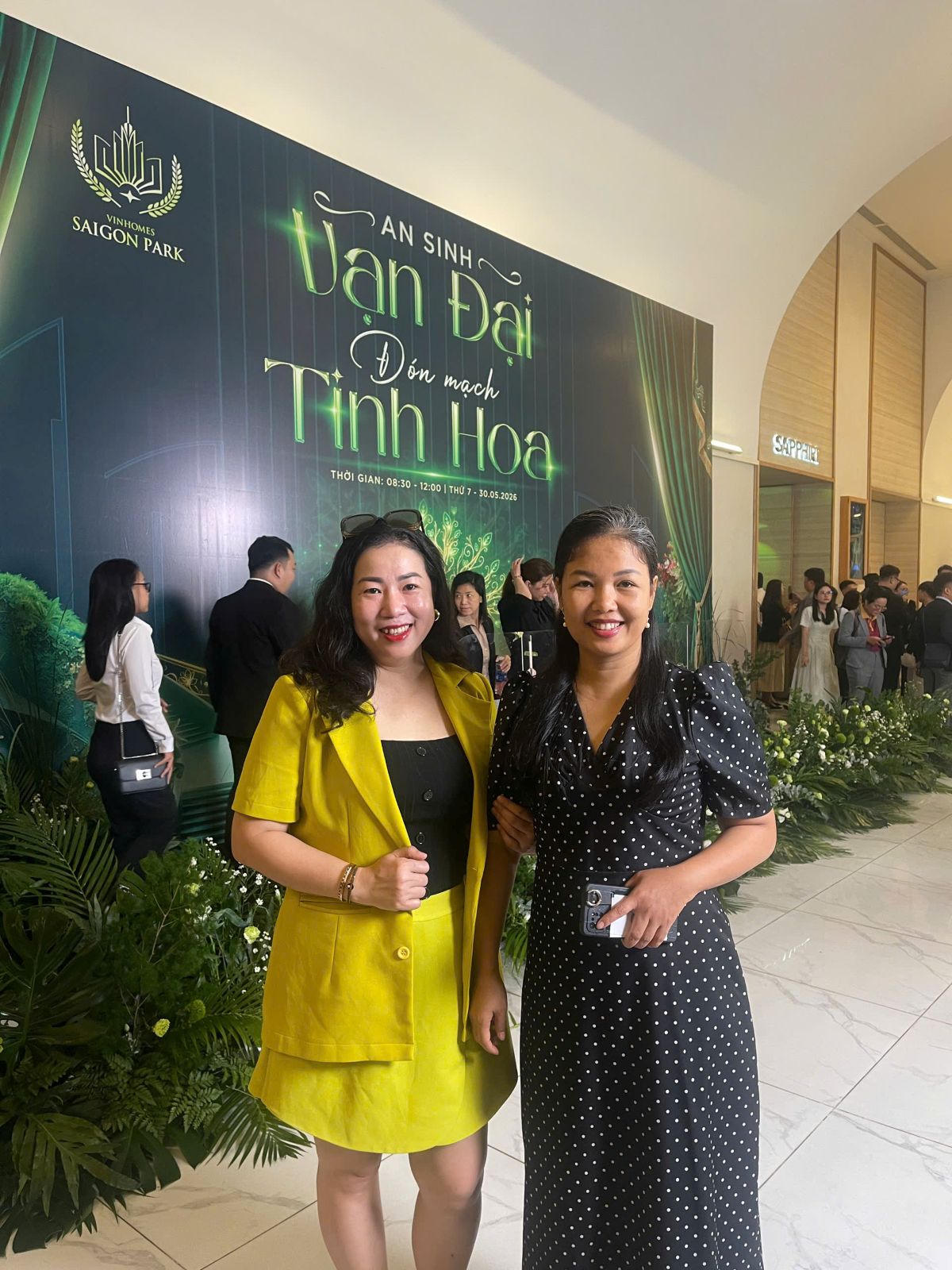 Chị Mai (váy chấm bi) rất hào hứng vì đã tìm được một nơi an toàn và lý tưởng cho tương lai các con tại Vinhomes Sài Gòn Park