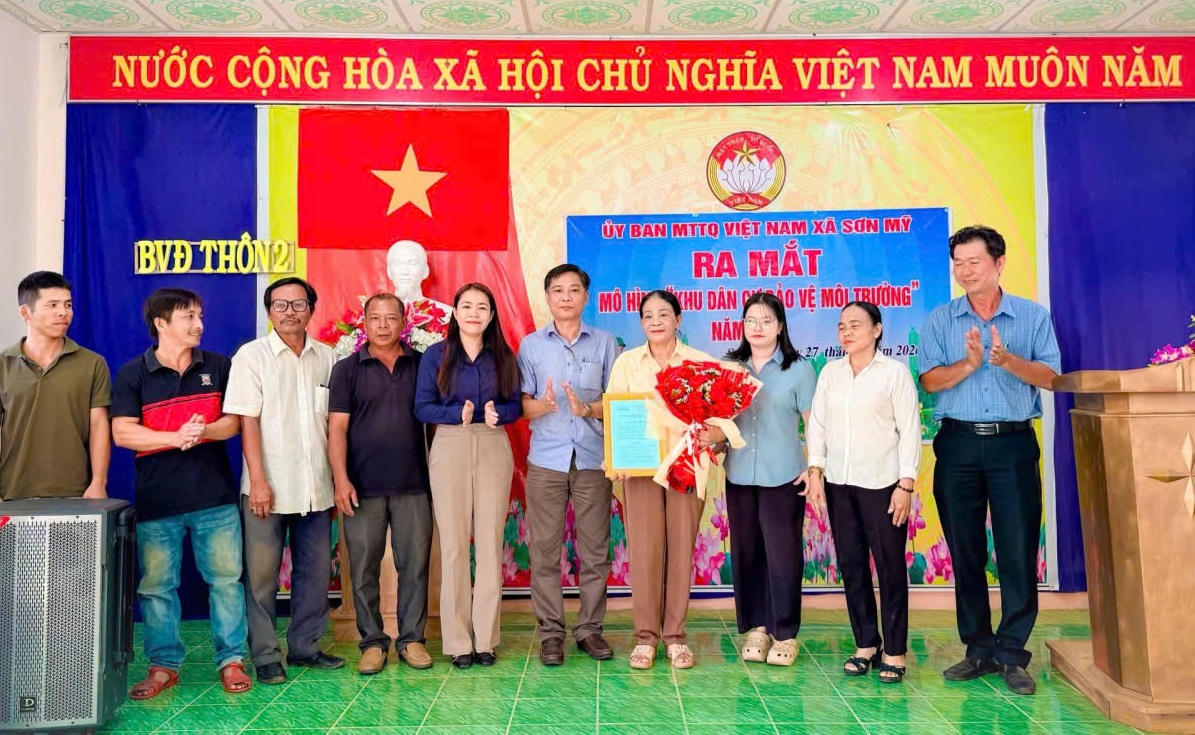 Tặng hoa chúc mừng các thành viên Ban Chỉ đạo mô hình.