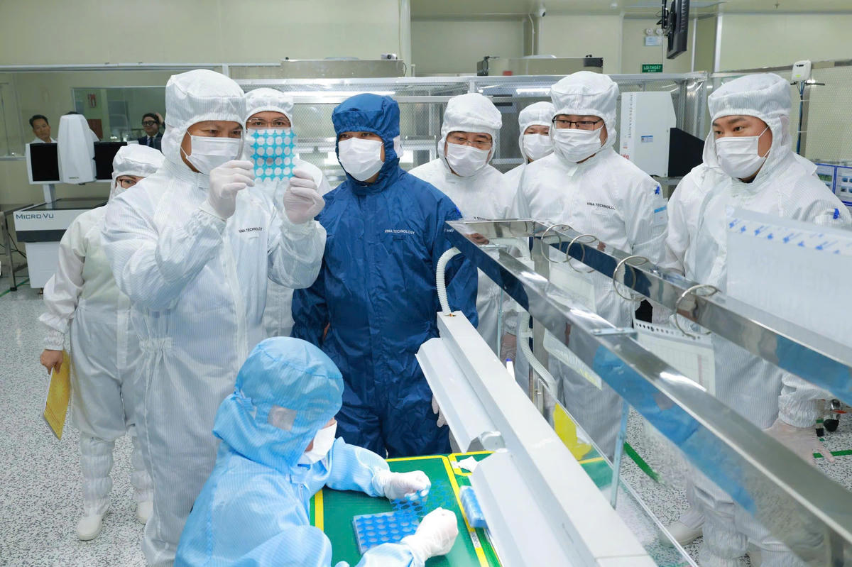 Ông Vương Quốc Tuấn và đoàn công tác của tỉnh Thái Nguyên tham quan thực tế quá trình làm việc tại doanh nghiệp. Ảnh: TNGOP.