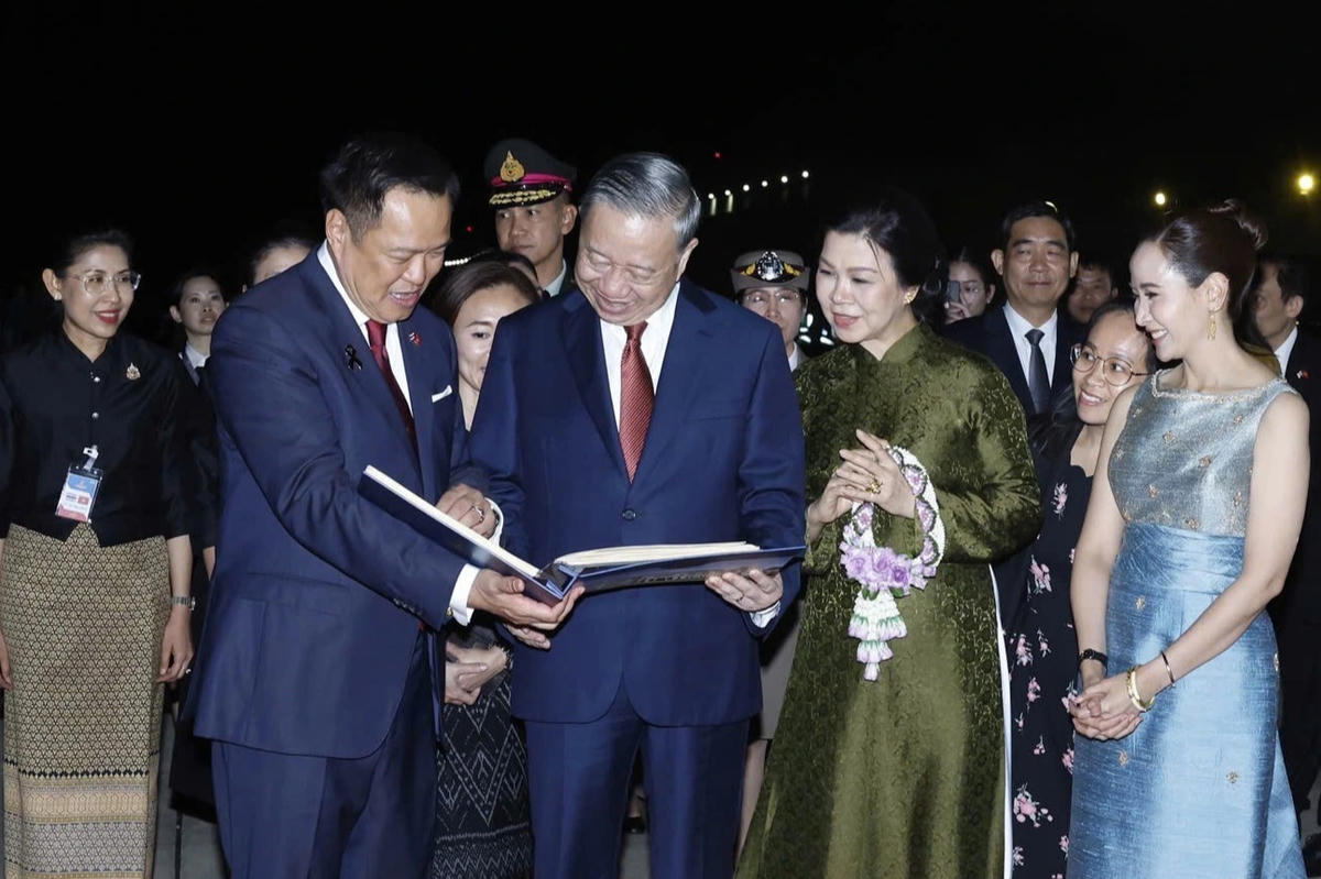 Thủ tướng Thái Lan Anutin Charnvirakul và Phu nhân tặng Tổng Bí thư, Chủ tịch nước Tô Lâm và Phu nhân cuốn album ảnh những hoạt động của Tổng Bí thư, Chủ tịch nước và phu nhân trong chuyến thăm chính thức Thái Lan. Ảnh: TTXVN