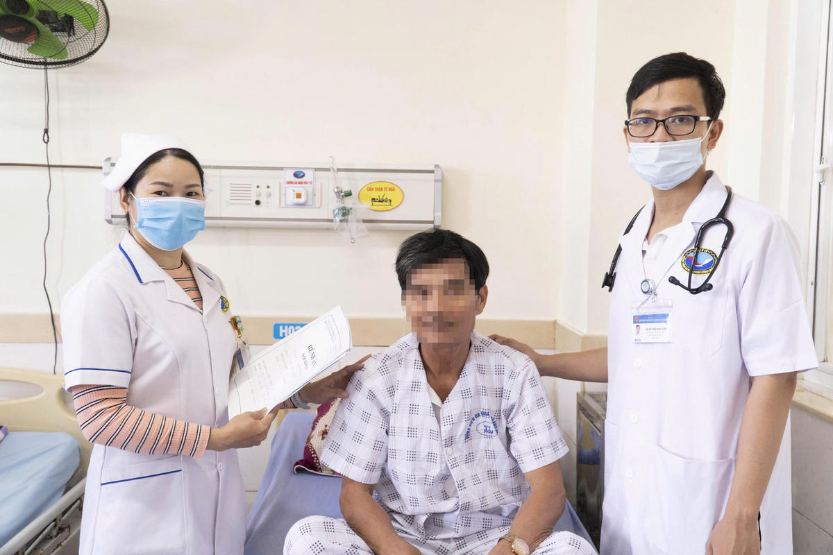 Bác sĩ Bệnh viện Việt-Hàn Đà Nẵng thăm khám sức khỏe cho cho bệnh nhân L.Q.Đ. Ảnh: BV.