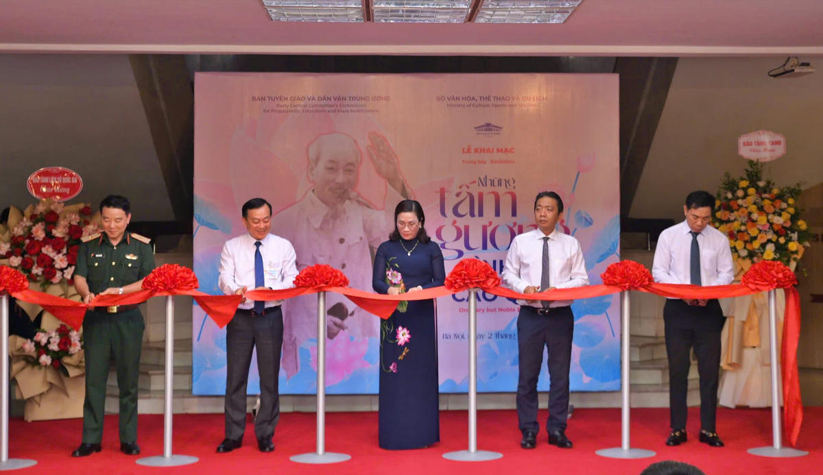 Các đại biểu cắt băng khai mạc triển lãm.