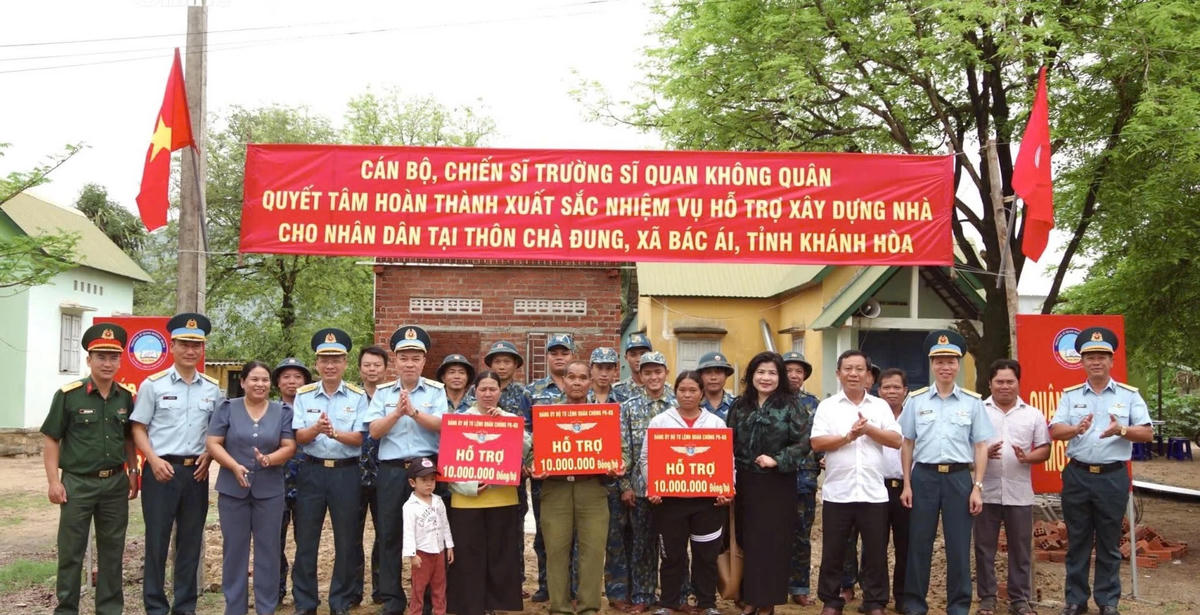 Thiếu tướng Vũ Đại Dương cùng các thành viên đoàn công tác tặng quà các gia đình đang được xây lại nhà tại buổi lễ.