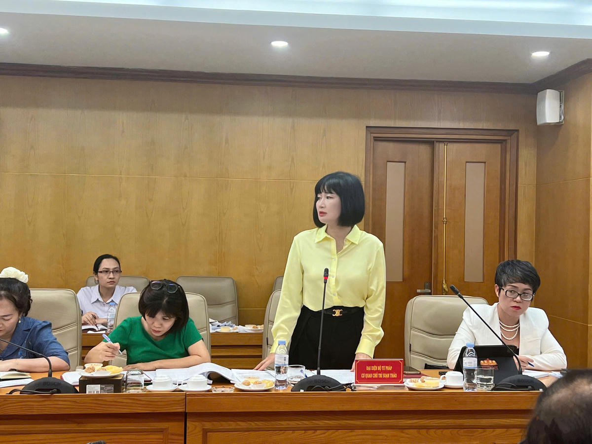 TS. Ngô Quỳnh Hoa, Phó Cục trưởng Cục Phổ biến, giáo dục pháp luật, Bộ Tư pháp phát biểu tại Hội nghị.
