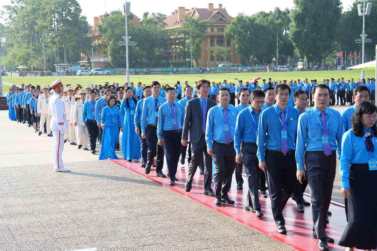 Đoàn đại biểu dự Đại hội XIV Công đoàn Việt Nam vào Lăng viếng Chủ tịch Hồ Chí Minh. Ảnh: Quang Vinh