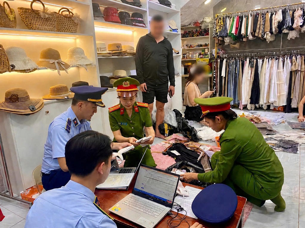 Công an phường Thành Vinh và lực lượng Quản lý thị trường Nghệ An kiểm tra cơ sở kinh doanh quần áo thời trang trên đường Ngư Hải. Ảnh: Công an tỉnh Nghệ An