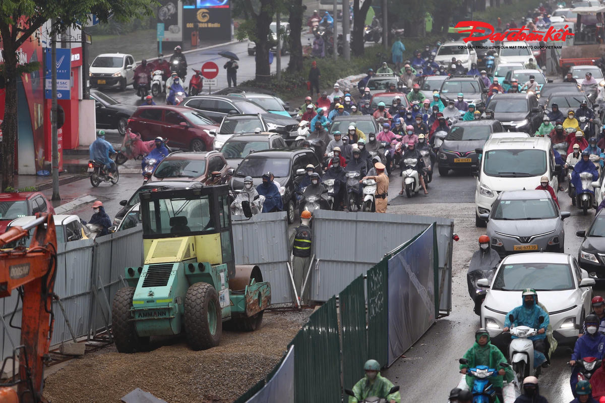 CSGT làm nhiệm vụ trên tuyến Nguyễn Trãi.