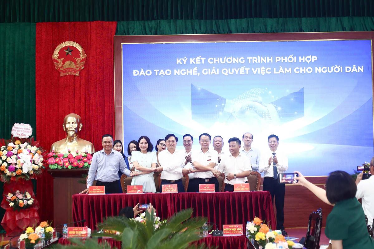 Lễ ký kết phối hợp giữa lãnh đạo xã Tam Hưng với các cơ sở giáo dục nghề nghiệp, doanh nghiệp và đơn vị đào tạo nghề, giới thiệu việc làm tại tọa đàm.
