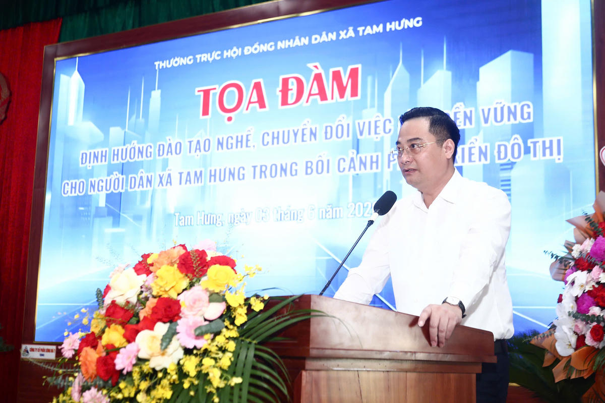 Bí thư Đảng ủy, Chủ tịch HĐND xã Tam Hưng Bùi Văn Sáng phát biểu . Ảnh: Lê Khánh