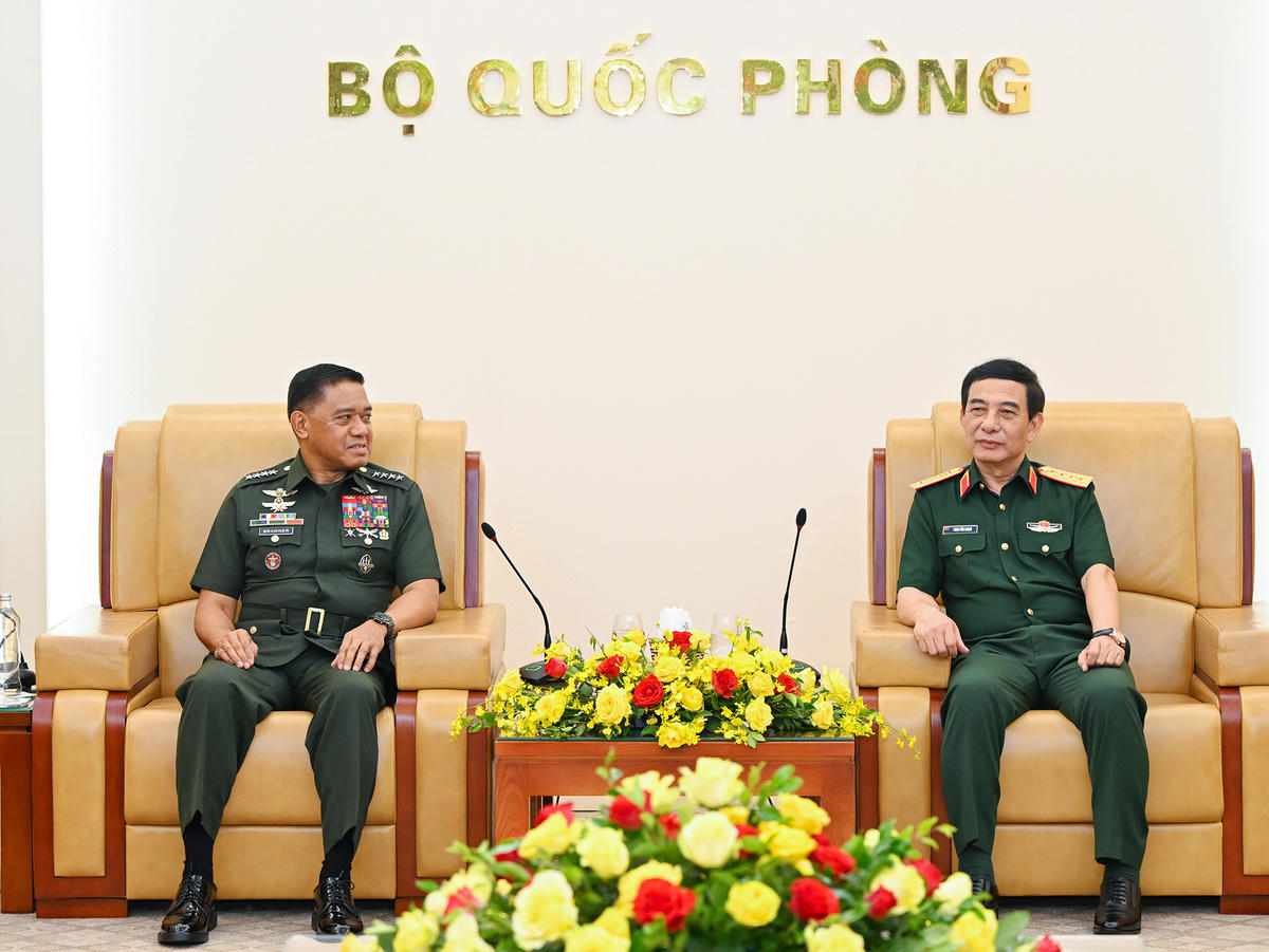 Đại tướng Phan Văn Giang, Phó Thủ tướng, Bộ trưởng Bộ Quốc phòng trao đổi với Đại tướng Romeo Brawner Junior, Tham mưu trưởng Lực lượng vũ trang Philippines - Ảnh: Nguyễn Hoàng