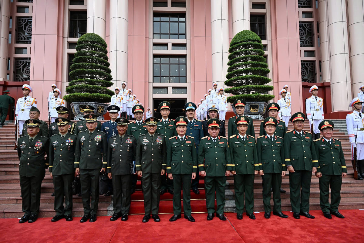 Đại tướng Nguyễn Tân Cương, Đại tướng Romeo S.Brawner Jr. và các thành viên hai đoàn. Ảnh: Tuấn Huy