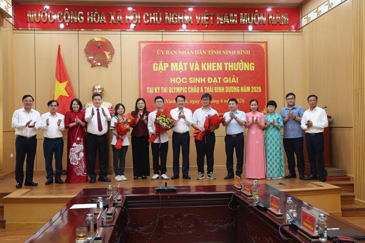 Lãnh đạo UBND tỉnh Ninh Bình, lãnh đạo Sở Giáo dục và Đào tạo tỉnh chúc mừng các học sinh của tỉnh đạt thành tích cao tại kỳ thi Olympic Tin học châu Á - Thái Bình Dương và kỳ thi Olympic Vật lý châu Á năm 2026. Ảnh: Sở GDĐT Ninh Bình.