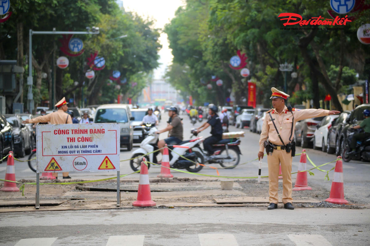 Tại các vị trí thi công, CSGT duy trì hoạt động phân luồng, điều tiết, phòng ngừa ùn tắc.