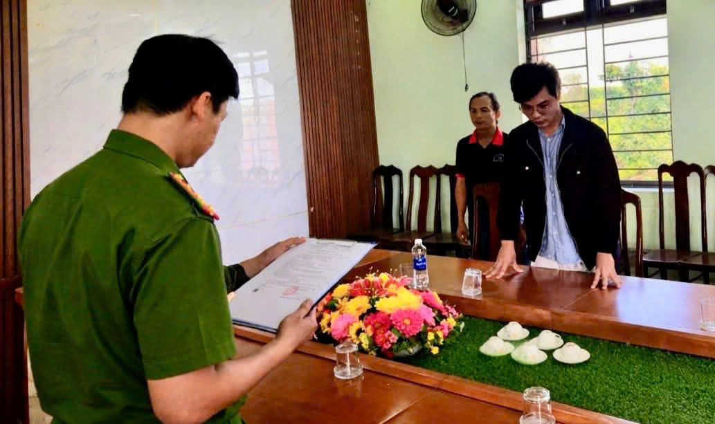 Công an TP Đà Nẵng đọc quyết định bắt đối tượng Hồng Thiên An. Ảnh: CA Đà Nẵng.