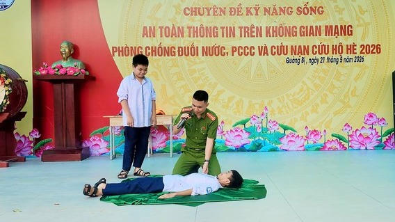Công an xã Quảng Bị phối hợp với Đoàn Thanh niên xã tuyên truyền kỹ năng phòng, chống đuối nước.
