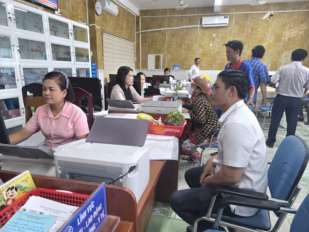 Người dân làm thủ tục hành chính tại Trung tâm Phục vụ hành chính công xã Vĩnh Phước&nbsp; Ảnh: Nguyên Du