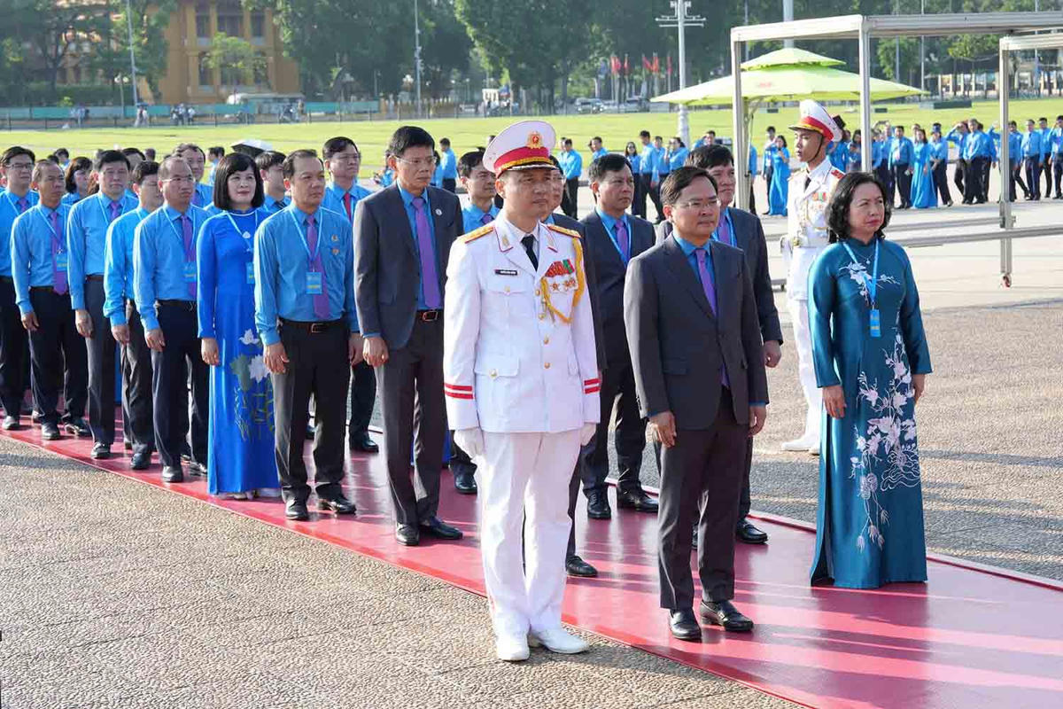 Đoàn đại biểu dự Đại hội XIV Công đoàn Việt Nam do Ủy viên Trung ương Đảng, Phó Chủ tịch Ủy ban Trung ương MTTQ Việt Nam, Chủ tịch Tổng LĐLĐ Việt Nam Nguyễn Anh Tuấn làm trưởng đoàn thành kính tưởng niệm Chủ tịch Hồ Chí Minh. Ảnh: Quang Vinh