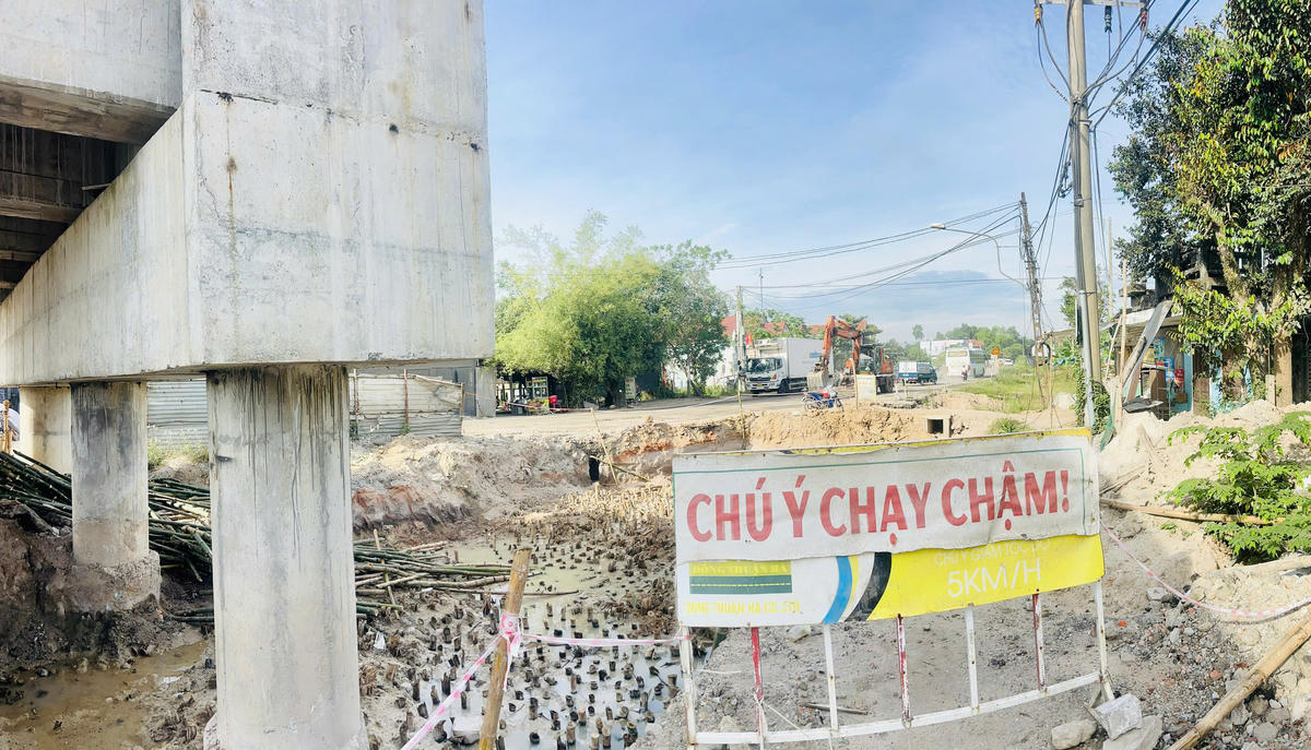 Dự án nâng cấp quốc lộ 14E, đoạn qua xã Thăng Bình một số đoạn vướng mặt bằng. Ảnh: CĐ.