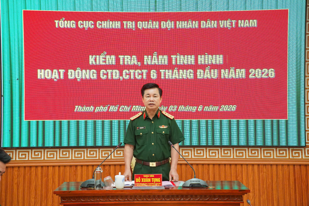 Thượng tướng Đỗ Xuân Tụng, Phó Chủ nhiệm Tổng cục Chính trị làm trưởng đoàn, phát biểu tại buổi kiểm tra. Ảnh: BTL.