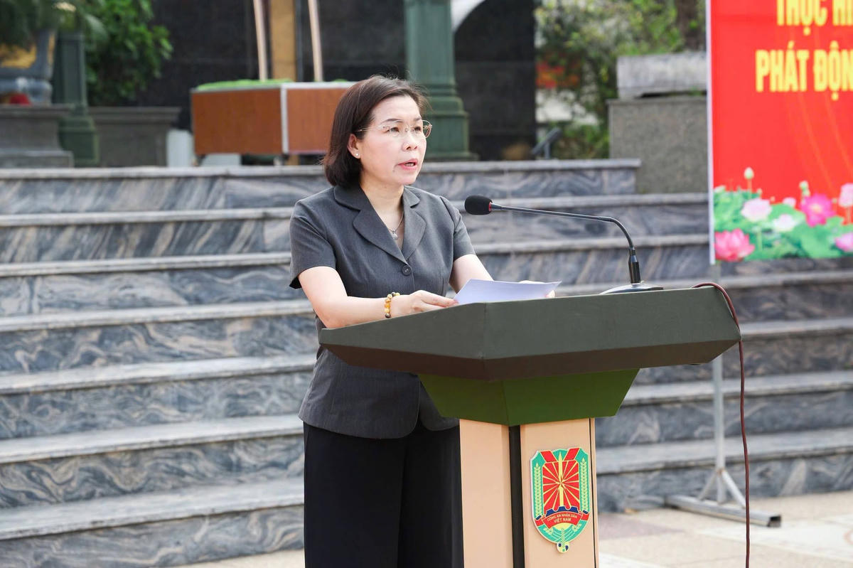 Phó Chủ tịch UBND tỉnh Phú Thọ Phùng Thị Kim Nga phát biểu chỉ đạo tại Lễ ra quân. Ảnh: Công an tỉnh Phú Thọ.
