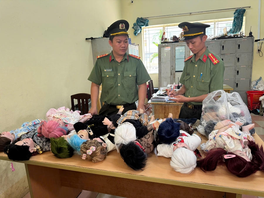 Công an phường Long An (tỉnh Tây Ninh) kiểm tra và thu giữ nhiều búp bê Kuman Thong. Ảnh: Công an Tây Ninh.
