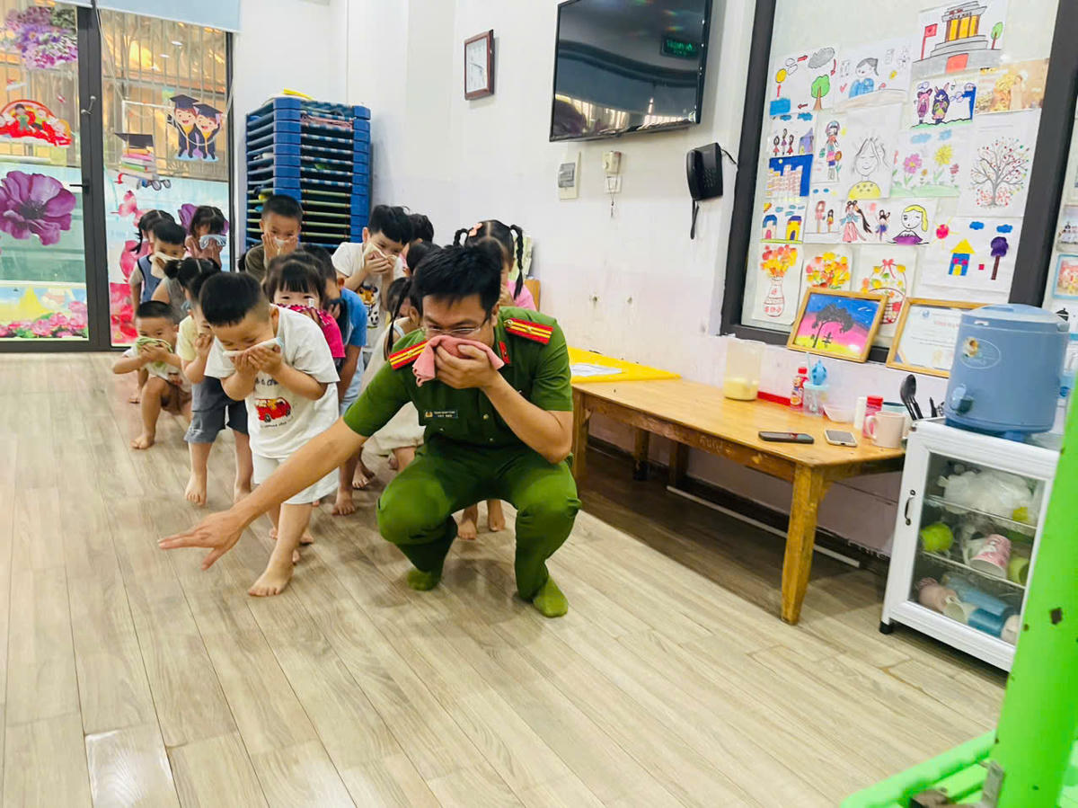 Lực lượng cảnh sát hướng dẫn kỹ năng thoát nạn cho các trẻ mầm non.