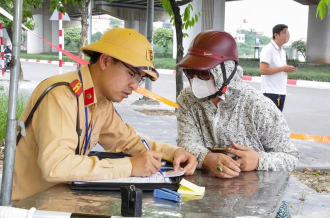 Theo Nghị định 81/2026/NĐ-CP, trường hợp điều khiển xe mô tô vượt rào chắn đường ngang sẽ bị phạt tiền 5 triệu đồng và tước GPLX 2 tháng.
