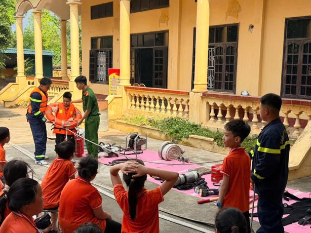 Tập huấn nội dung phòng chống đuối nước cho các em học sinh.