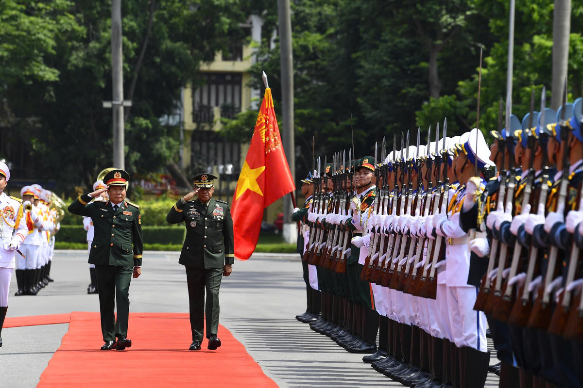 Đại tướng Nguyễn Tân Cương và Đại tướng Romeo S.Brawner Jr. duyệt Đội danh dự Quân đội nhân dân Việt Nam. Ảnh: Tuấn Huy