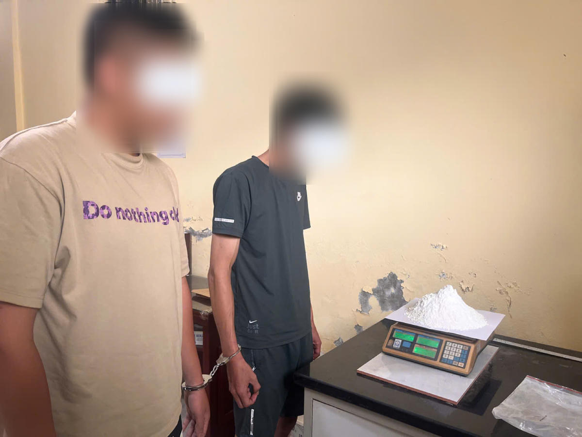 Hai đối tượng bị bắt cùng tang vật. Ảnh: Công an tỉnh Phú Thọ.