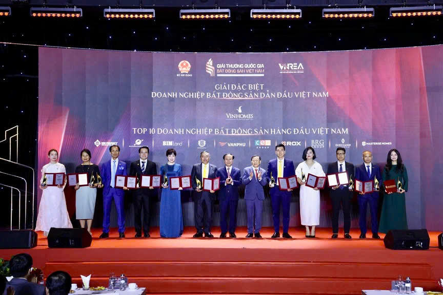 Đại diện 10 doanh nghiệp được vinh danh trong hạng mục “Top 10 Doanh nghiệp Bất động sản hàng đầu Việt Nam” chụp ảnh lưu niệm tại sự kiện.