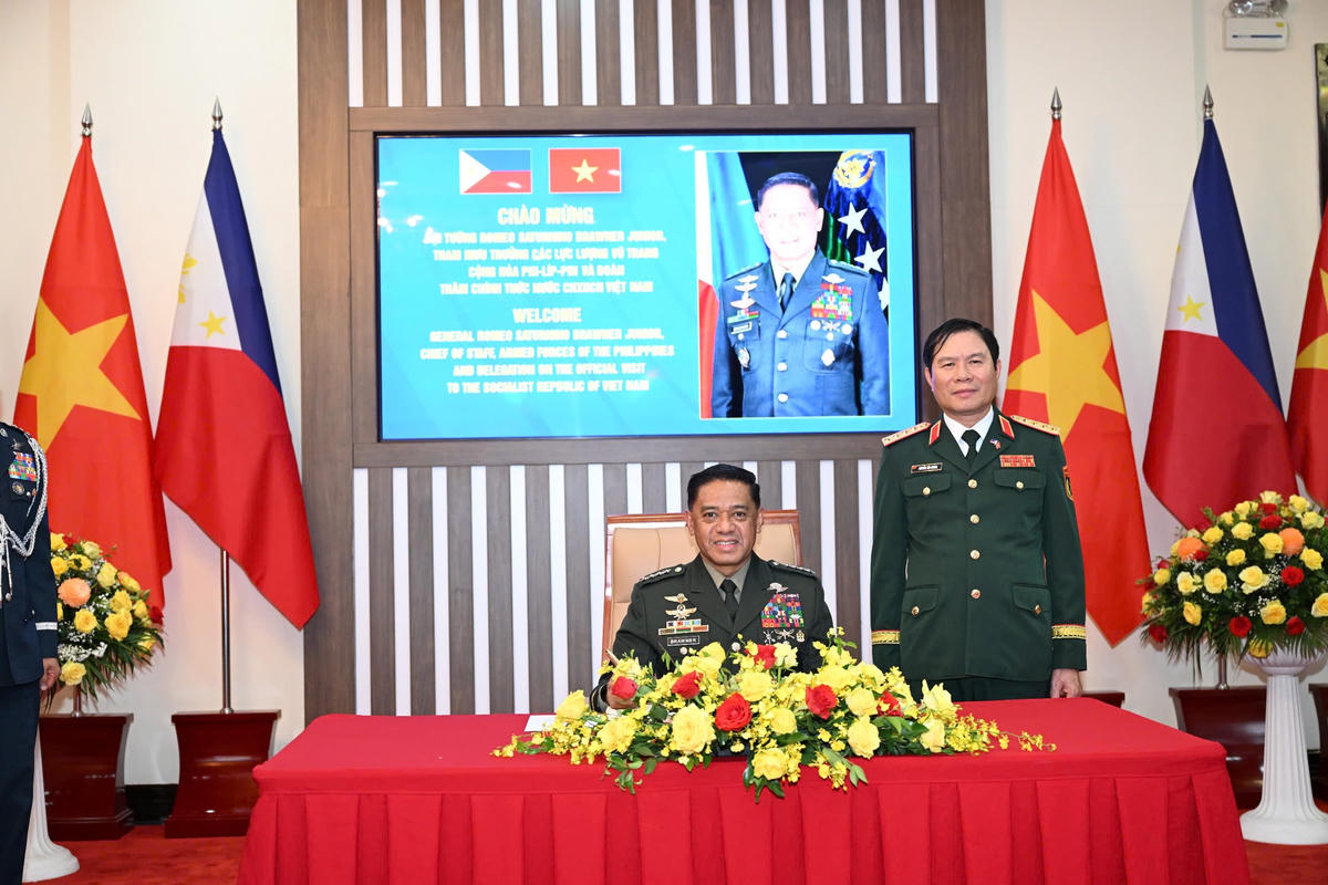 Đại tướng Romeo S.Brawner Jr. ghi sổ lưu niệm tại trụ sở Bộ Quốc phòng Việt Nam. Ảnh: Tuấn Huy