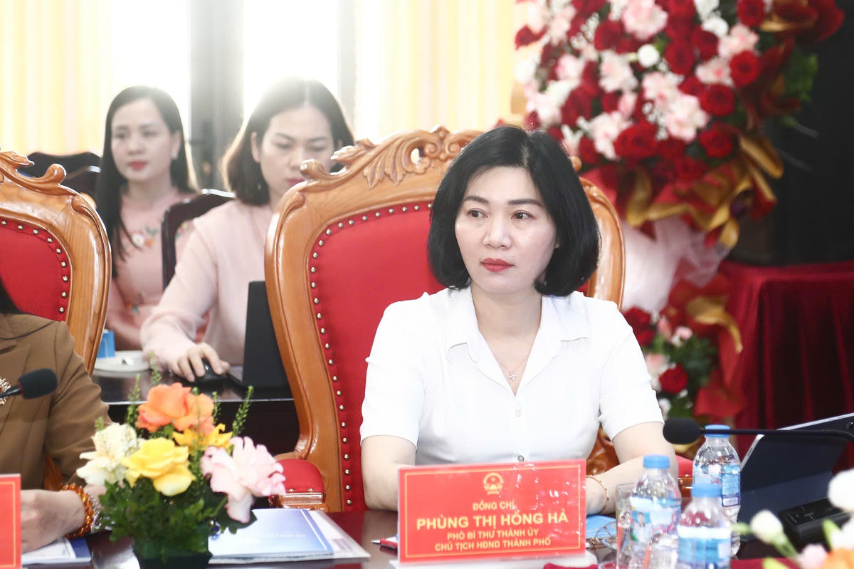 Theo bà Phùng Thị Hồng Hà, Phó Bí thư Thành ủy, Chủ tịch HĐND thành phố Hà Nội , Tọa đàm về định hướng đào tạo nghề và chuyển đổi việc làm bền vững cho người dân do UBND xã Tam Hưng tổ chức là một hoạt động hết sức có ý nghĩa thể hiện tinh thần trách nhiệm của cơ sở trong việc đảm bảo an sinh cho người dân. Ảnh: Lê Khánh