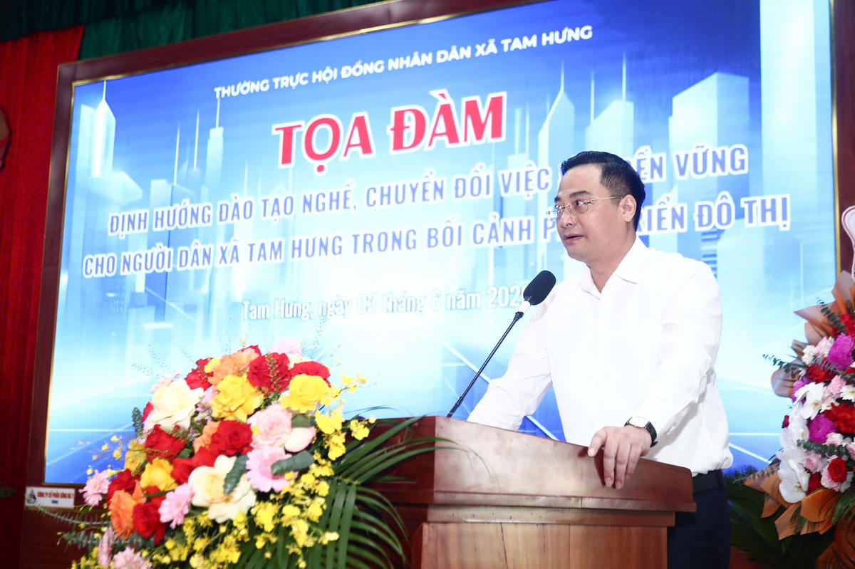 Bí thư Đảng ủy, Chủ tịch HĐND xã Tam Hưng Bùi Văn Sáng phát biểu tại tọa đàm.