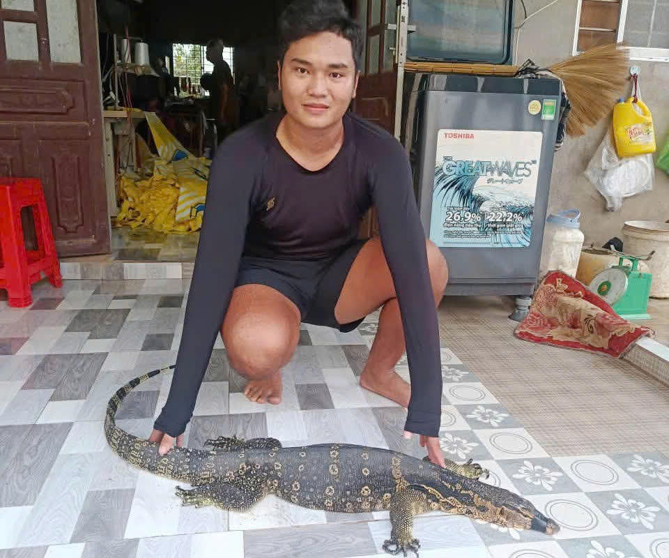 Anh Tài khi phát hiện cá thể kỳ đà hoa quý hiếm. Ảnh: T.N