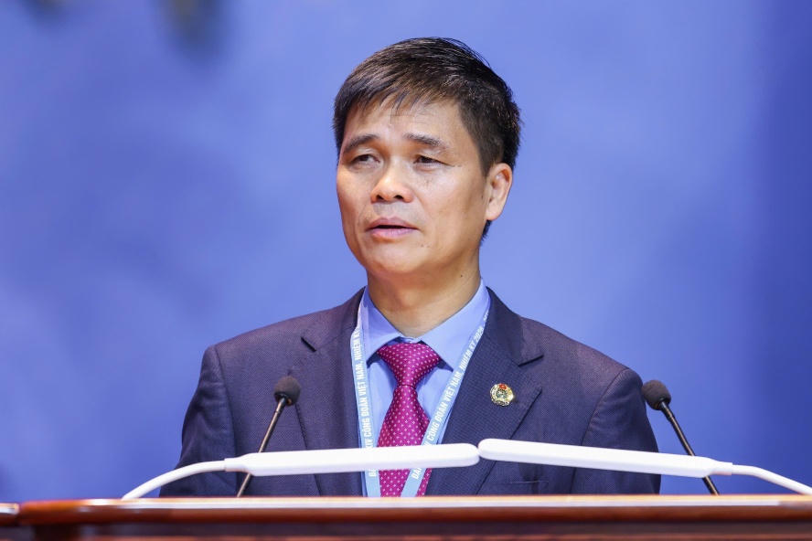 Phó Bí thư Thường trực Đảng ủy, Phó Chủ tịch Tổng LĐLĐ Việt Nam Ngọ Duy Hiểu trình bày tổng quát Báo cáo của Ban Chấp hành Tổng LĐLĐ Việt Nam khóa XIII trình Đại hội; định hướng nội dung thảo luận. Ảnh: Quang Vinh