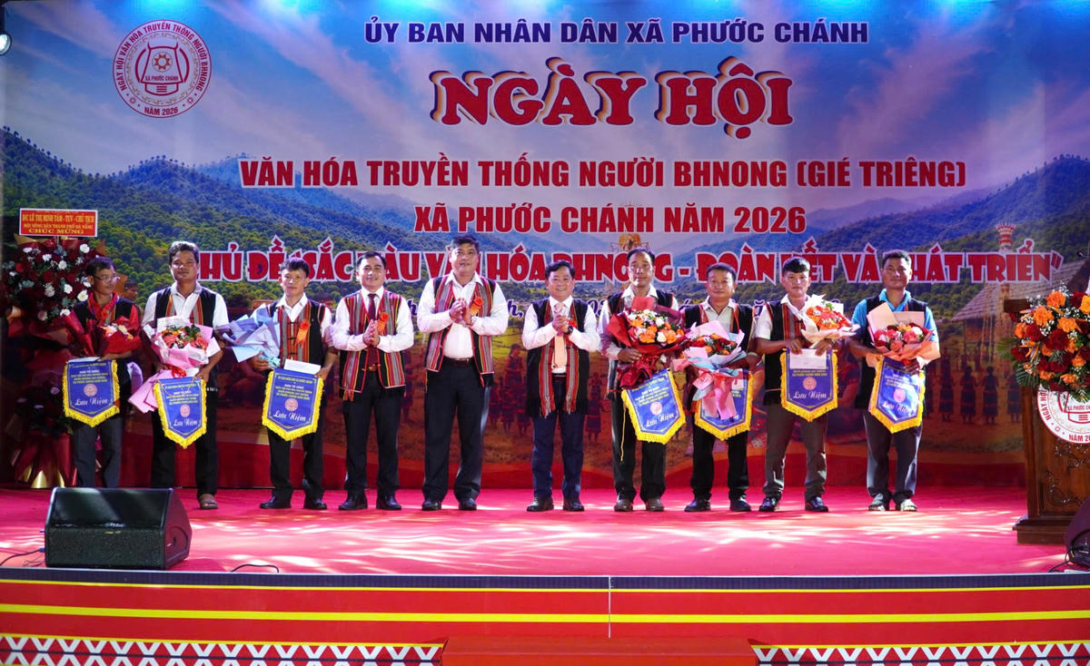 Ban tổ chức tặng cờ lưu niệm cho các đơn vị tham gia&nbsp;Ngày hội văn hóa truyền thống của người Bhnong. Ảnh: TT.