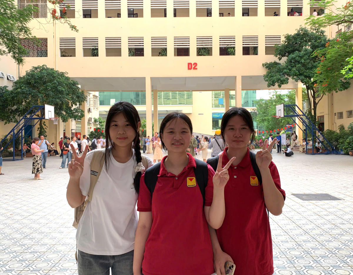 Em Lưu Quỳnh Chi Chi, học sinh Trường THCS Pascal (ngoài cùng bên phải ảnh) cho biết từ nhà em đến trường&nbsp;khoảng 10km. Do hôm nay thi môn điều kiện nên tâm lý Chi khá thoải mái. Sau ngày mai, Chi sẽ dành thời gian "xả hơi" vì đây là kỳ thi cuối cùng vào lớp 10 rồi.&nbsp;Em Nguyễn Minh Khuê, học sinh Trường THCS Kim Nỗ, Đông Anh (ngoài cùng bên trái) cho biết em đăng ký thi chuyên Văn của Trường Chuyên Đại học Sư phạm. Trước đó, Khuê đã tham gia thi chuyên Văn ở Trường THPT chuyên Khoa học Xã hội và Nhân văn. "Nếu đỗ trường nào em cũng đều rất vui" - Khuê chia sẻ.&nbsp;&nbsp;