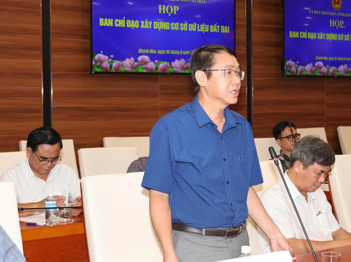 Lãnh đạo các xã báo cáo tại cuộc họp.