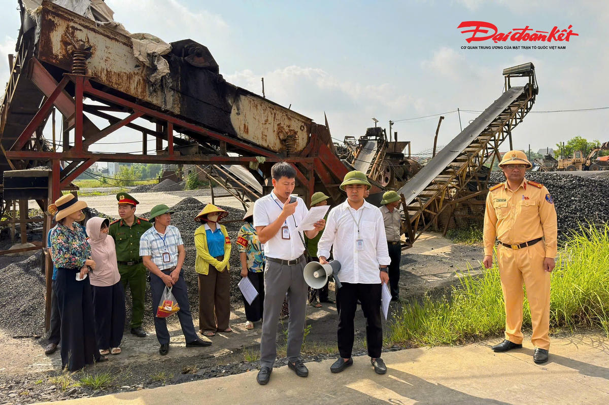 Lực lượng chức năng thông báo các quyết định của cấp có thẩm quyền về việc tổ chức cưỡng chế xử lý các bến bãi không phép.